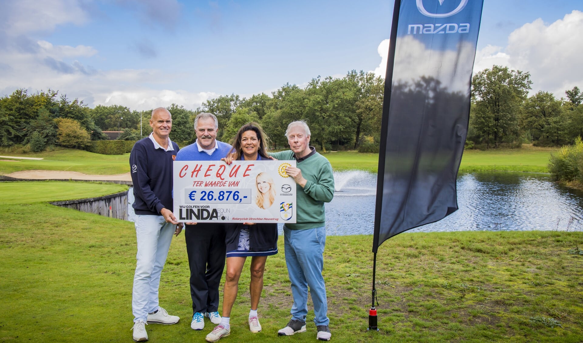 Jocelyn Nassenstein, directeur LINDA.foundation, neemt de cheque in ontvangst van de organiserende golfcommissie, met v.l.n.r. Jur Raatjes, Roon Hylkema en Pim Westra Hoekzema.