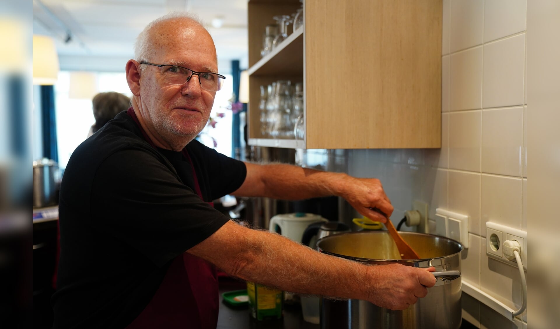 Arnold Baetings kookt al twaalf jaar eens per maand voor senioren voor Coherente.