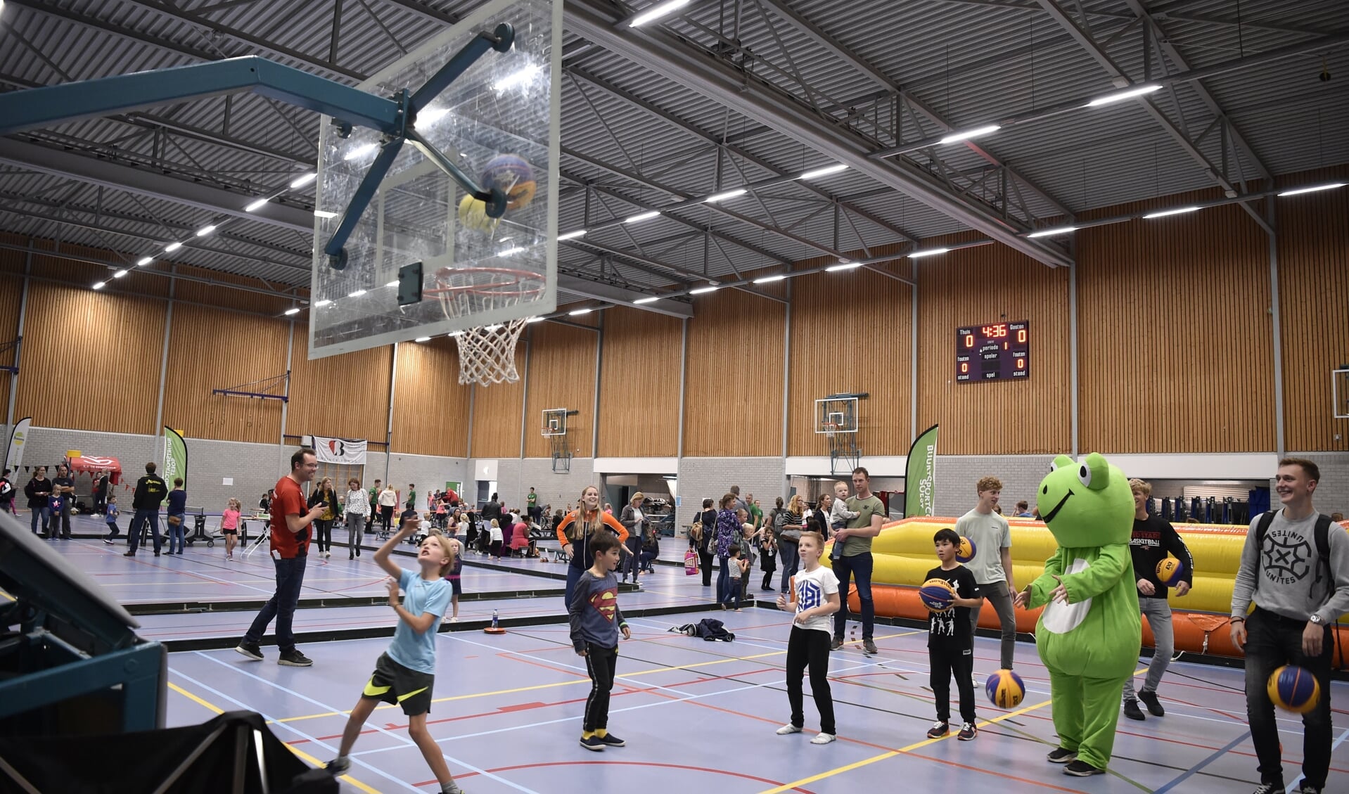 Kennismaken met sport tijdens een recent event van de gemeente. De toekomst van de zaalsport valt of staat echter met de hoogte van de tarieven die de gemeente zal gaan doorvoeren.