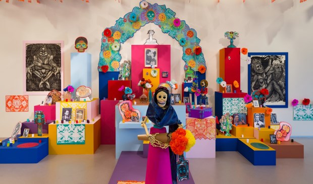 Het Dia de Muertos altaar in het Cobra Museum