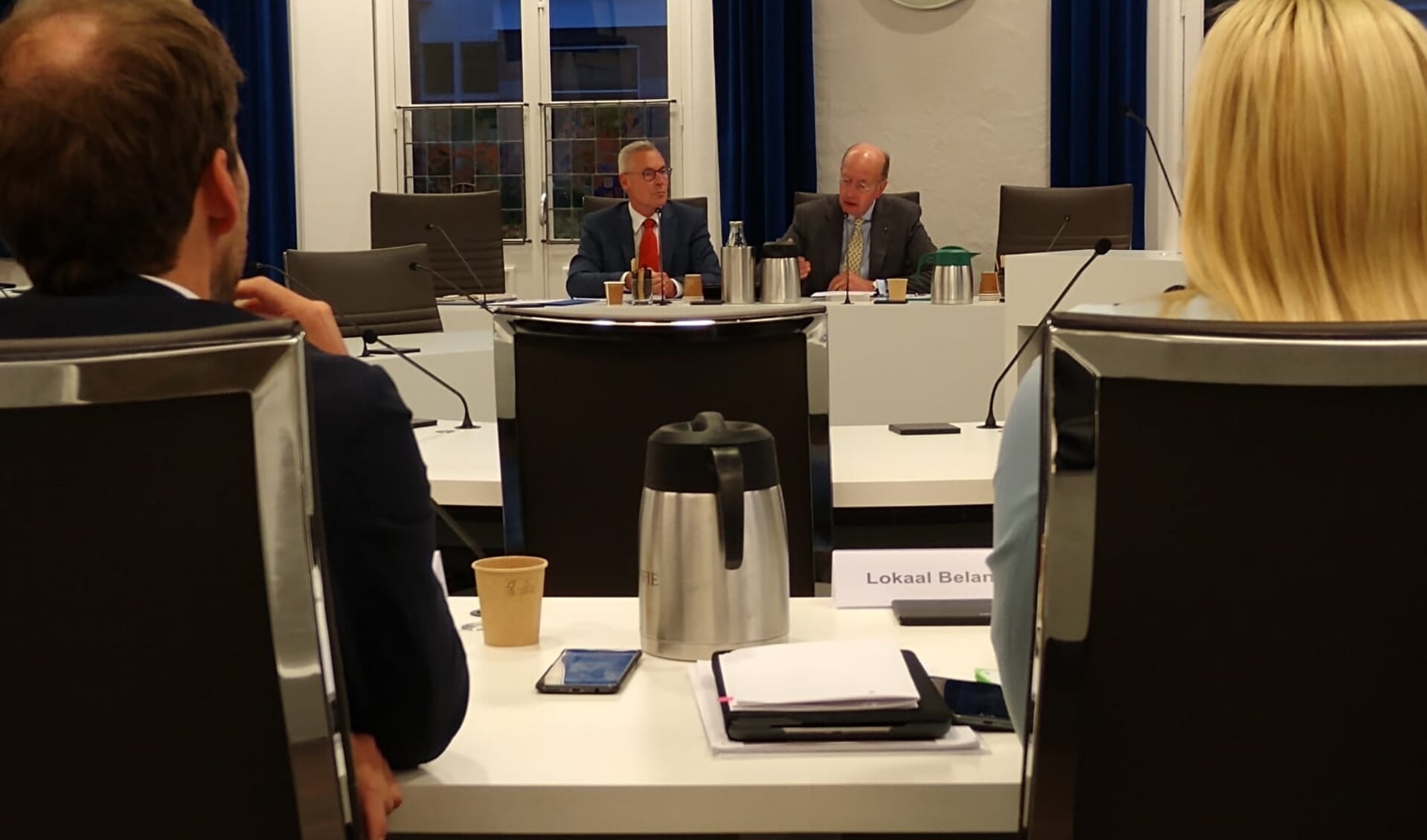 Onderzoekers René de Vries (links) en Bas Eenhoorn geven uitleg aan de raadscommissie.