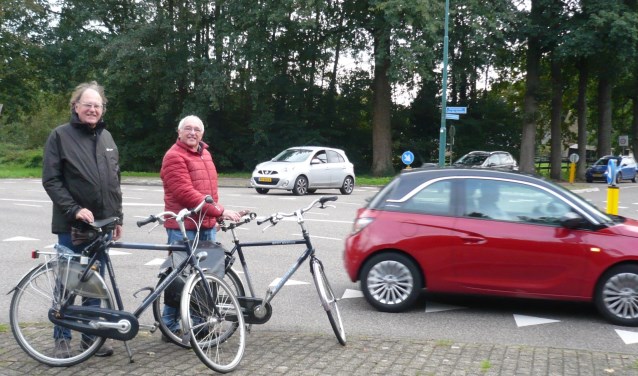Frans Bokdam (links) en Ronald Polak bij het kruispunt Hamersveldseweg/Burgemeester van der Postlaan.