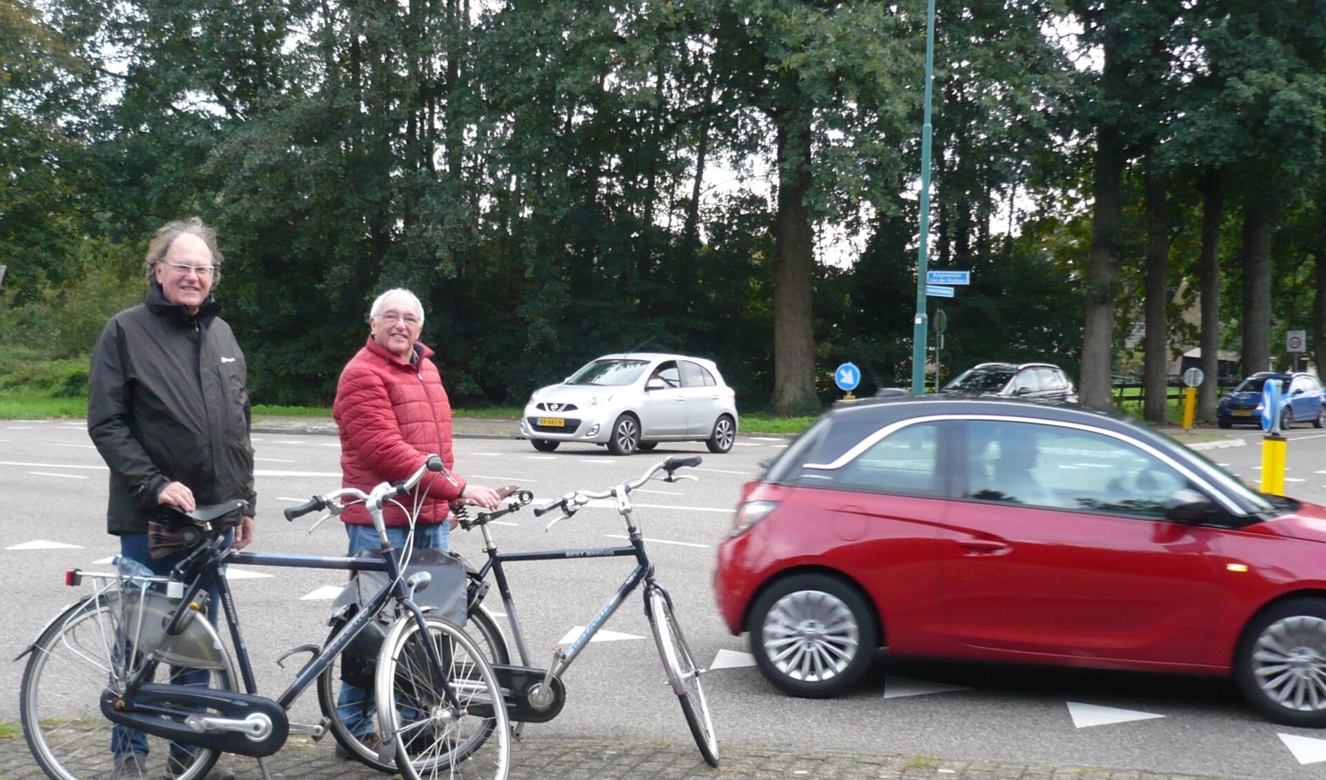 Frans Bokdam (links) en Ronald Polak bij het kruispunt Hamersveldseweg/Burgemeester van der Postlaan. 