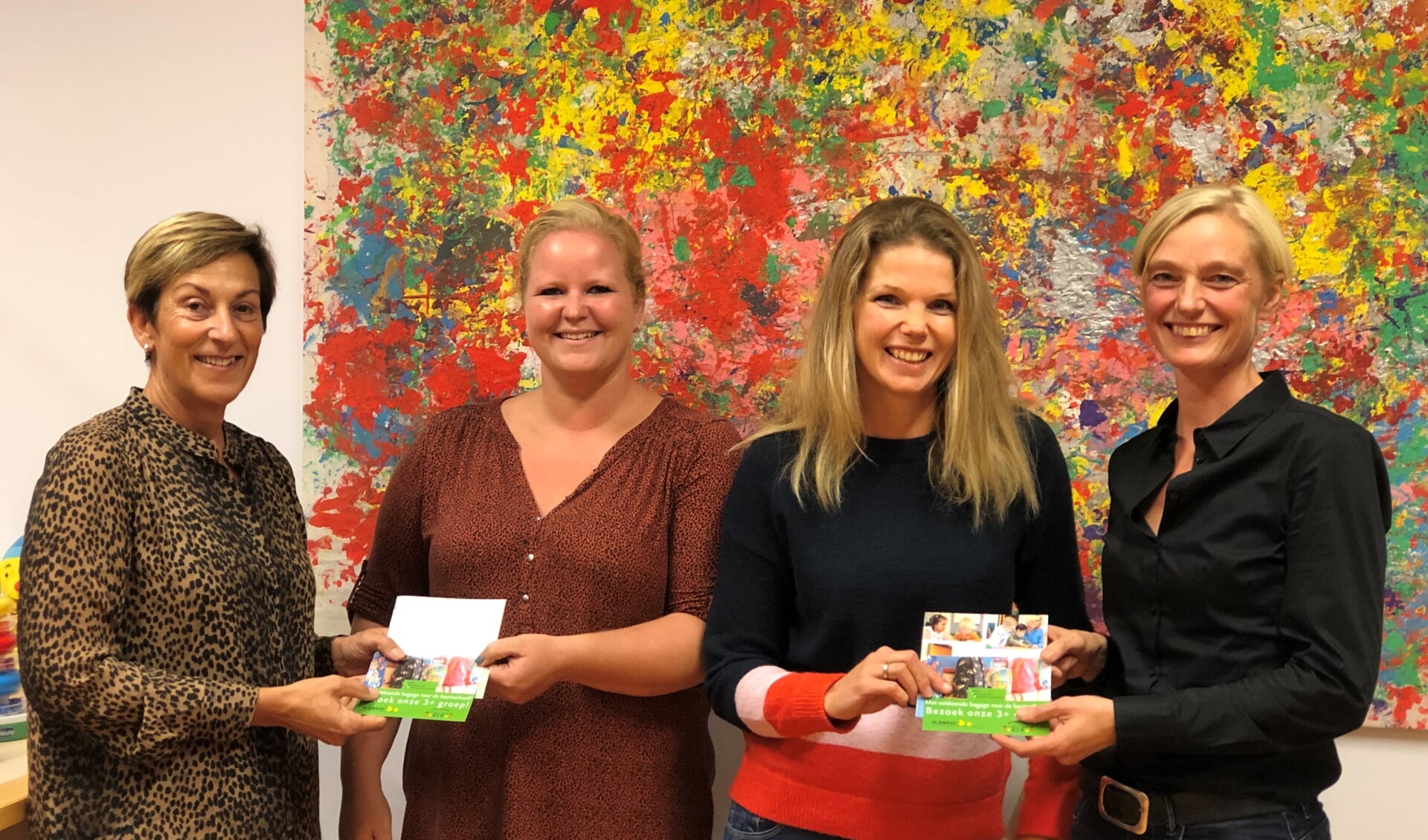 Oudercommissieleden van Stichting Peuterspeelzalen Hardinxveld-Giessendam ontvangen de eerste folder Spelen met een plus