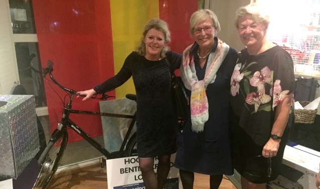 Mieke ten Cate (midden) 'cashte' namens het Bentinck Fonds.