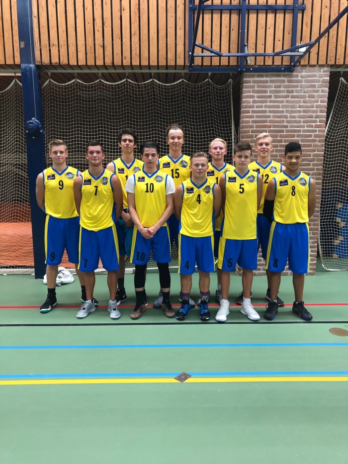 Spelers U18-1 van links naar rechts: Michael, Lex, Kilian, Selim, Emiel, Luuk, Jeremy, Jayden, Kasper en Yahya