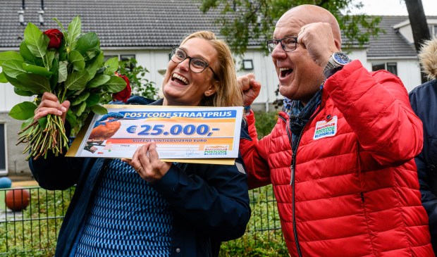 Winnaar Yvonne met de geldcheque; de auto volgt later.