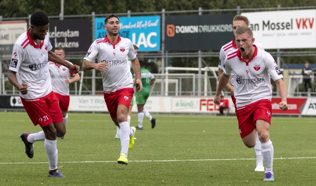 Kevin Cornet (rechts) viert zijn winnende goal.