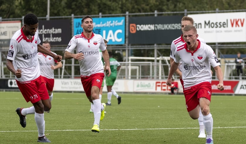 Kevin Cornet (rechts) viert zijn winnende goal.