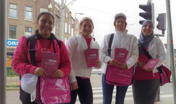 <p>Een voorlichtingsteam in actie om mensen te bewegen het donorregister in te vullen.</p>
