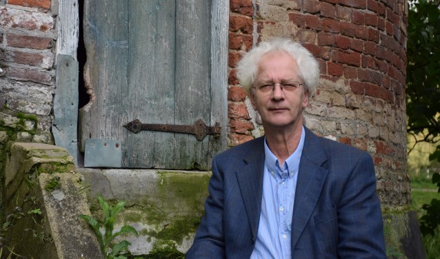 Otto Wttewaal voor de 16 eeuwse Duiventoren bij Wickenburgh