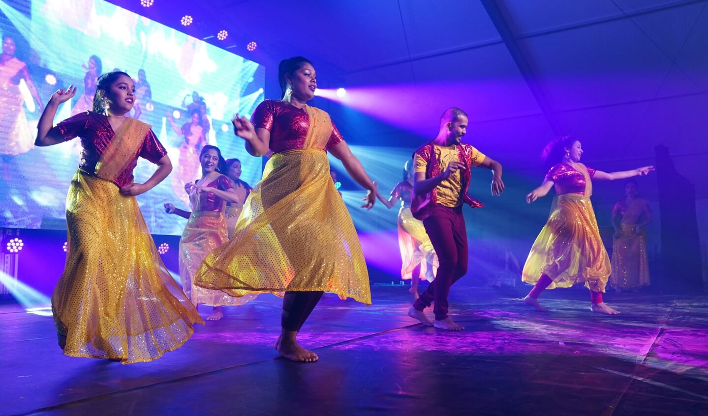 Optreden tijdens het Indiase Diwali Festival in 2019 op het Stadsplein in Amstelveen.  