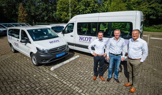 Van links naar rechts: Mark Roelofs (Mercedes-Benz Financial Services), Martijn Kersing (Noot Personenvervoer), Paulo Brito de Campos (Stern Auto)