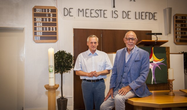 Dominee Henk Hartogsveld (links) en voorzitter Anton van der Graaf (rechts).