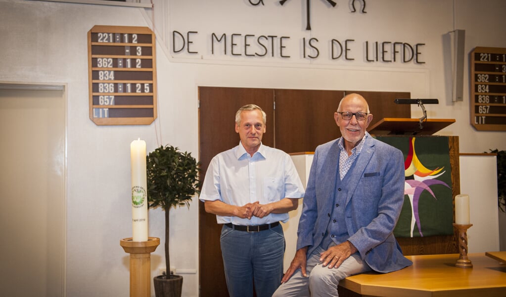 Dominee Henk Hartogsveld (links) en voorzitter Anton van der Graaf (rechts).