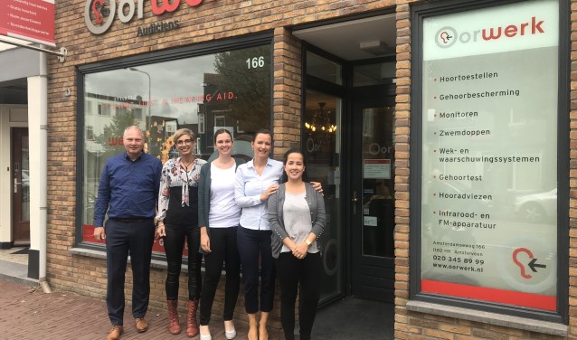 Het team van Oorwerk Amstelveen voor de vestiging aan de Amsterdamseweg.