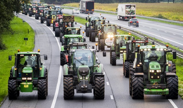 Protesterende boeren blokkeerden dinsdag de A28 tijdens hun tocht naar Den Haag.