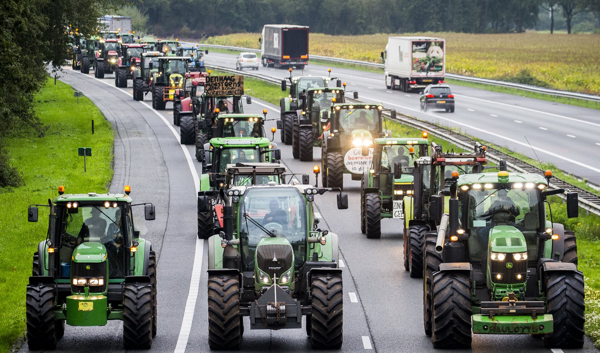 Protesterende boeren blokkeerden dinsdag de A28 tijdens hun tocht naar Den Haag.