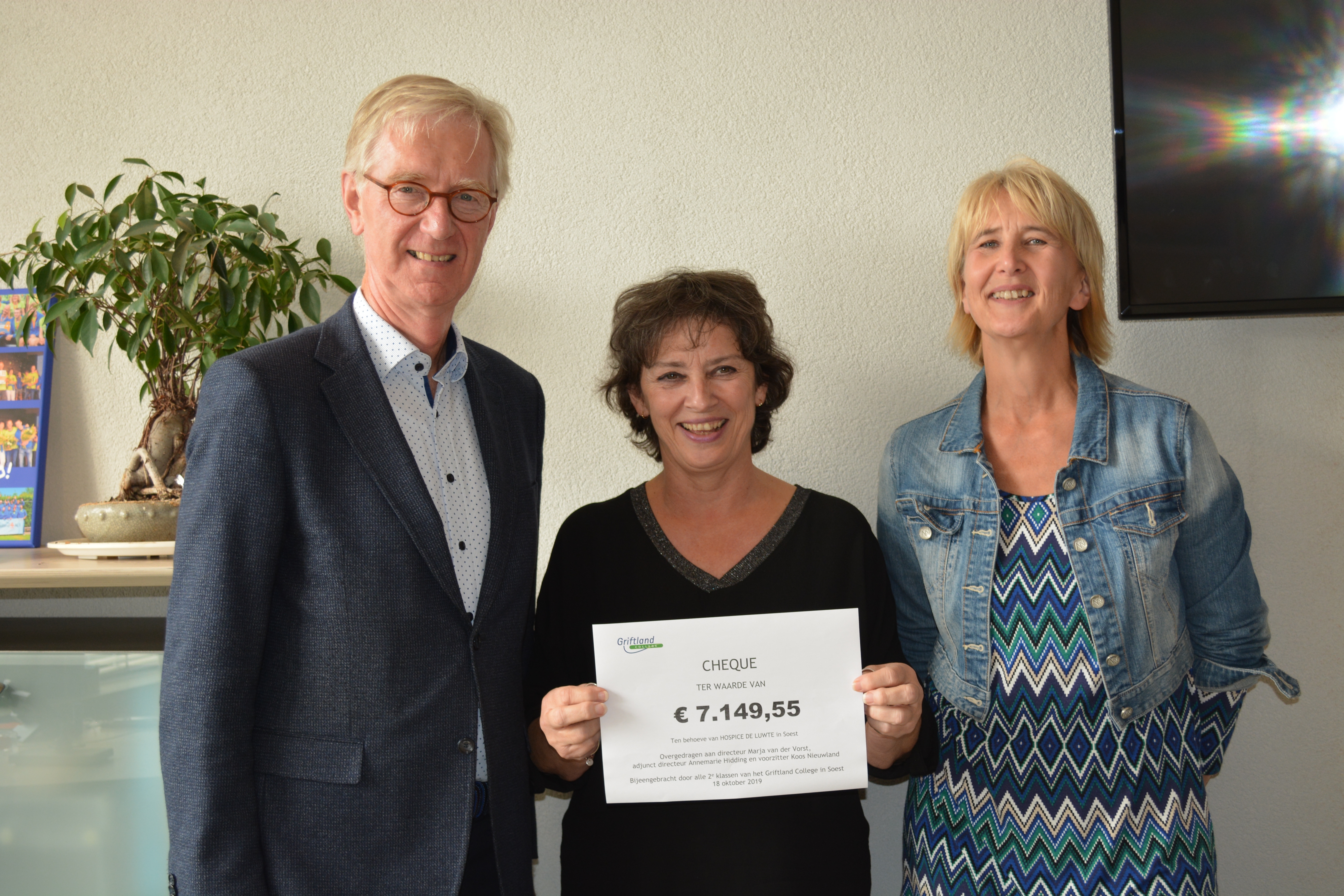 Een prachtig bedrag voor Hospice de Luwte, geschonken door leerlingen van het Griftland. V.l.n.r. voorzitter bestuur Koos Nieuwland, directeur Marja van der Vorst en adjunct-directeur Annemarie Hidding.