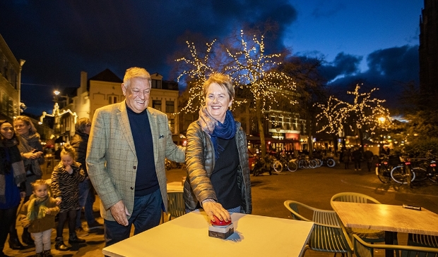 <p>Voorgaande jaren was er een 'feestelijk' moment voor het ontbranden van de sfeerverlichting, dit jaar is dat anders.</p>