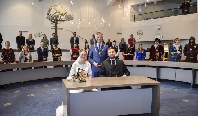 Ook bij huwelijken, zoals tussen Dennis ter Beek (D66) en Elske Suijkerbuijk (GroenLinks) staat burgemeester tussen en boven de partijen.