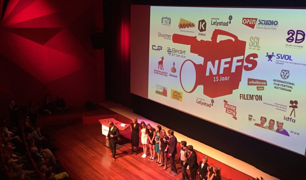 2e Prijswinnaars worden geïnterviewd door de presentatoren van het filmgala van het NFFS
