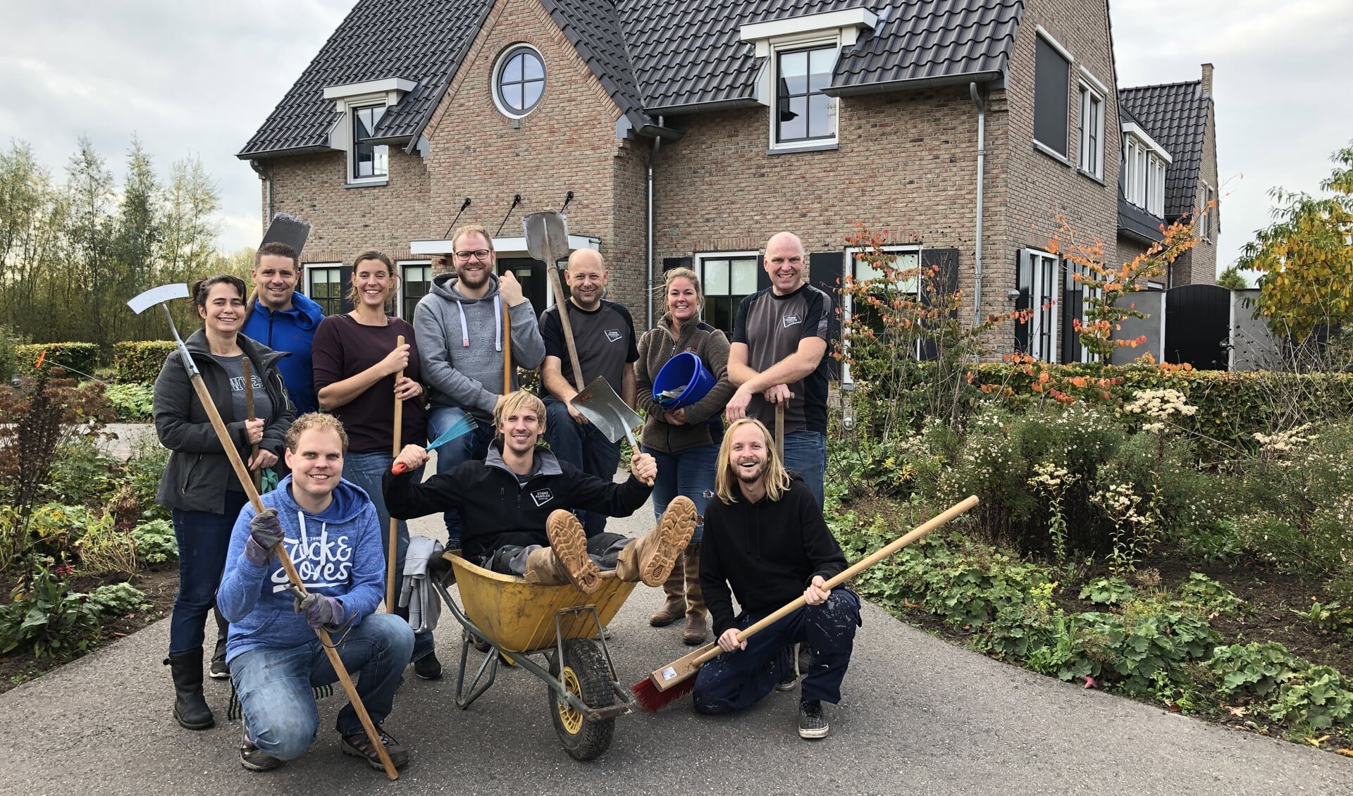 10 medewerkers van de zonnepanelenspecialist zetten zich een dag in voor Kinderhospice Binnenveld in Barneveld.
