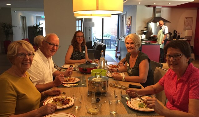 Aan tafel bij hospice Kromme Rijnstreek in Houten met zorgvrijwilligers, verpleegkundige en (verdekt opgesteld) twee gasten en kookvrijwilligers Jan Laval (links) en Henk (rechts).