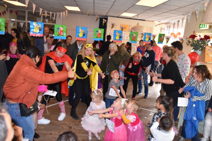 de peuters hadden met hun juffen een dansje ingestudeerd voor het feest