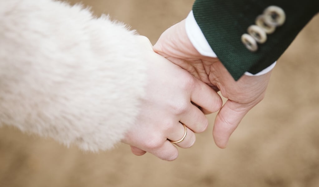 bruidspaar hand in hand, close-up