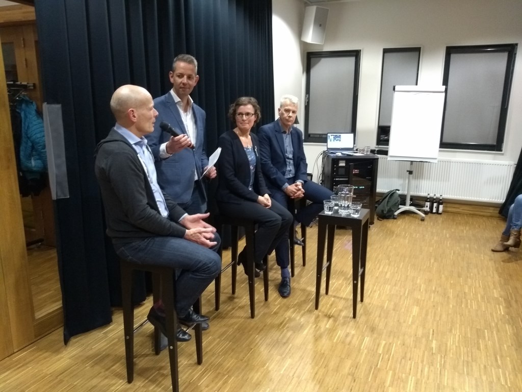 Presentator Kees Hoogendijk voelt binnenstadondernemer Walrick Halewijn aan de tand. Josja Veraart (Natuur- en Milieufederatie Utrecht) en wethouder Hans Buijtelaar luisteren aandachtig.