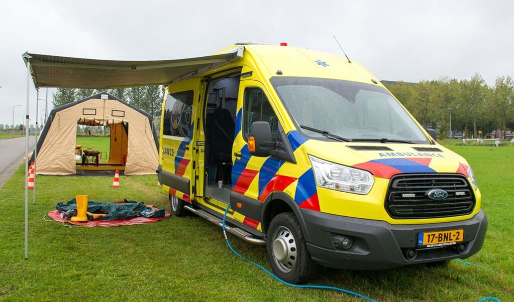 De HART-ambulance met op de achtergrond de tent waarin gewonden ontsmet en behandeld worden.