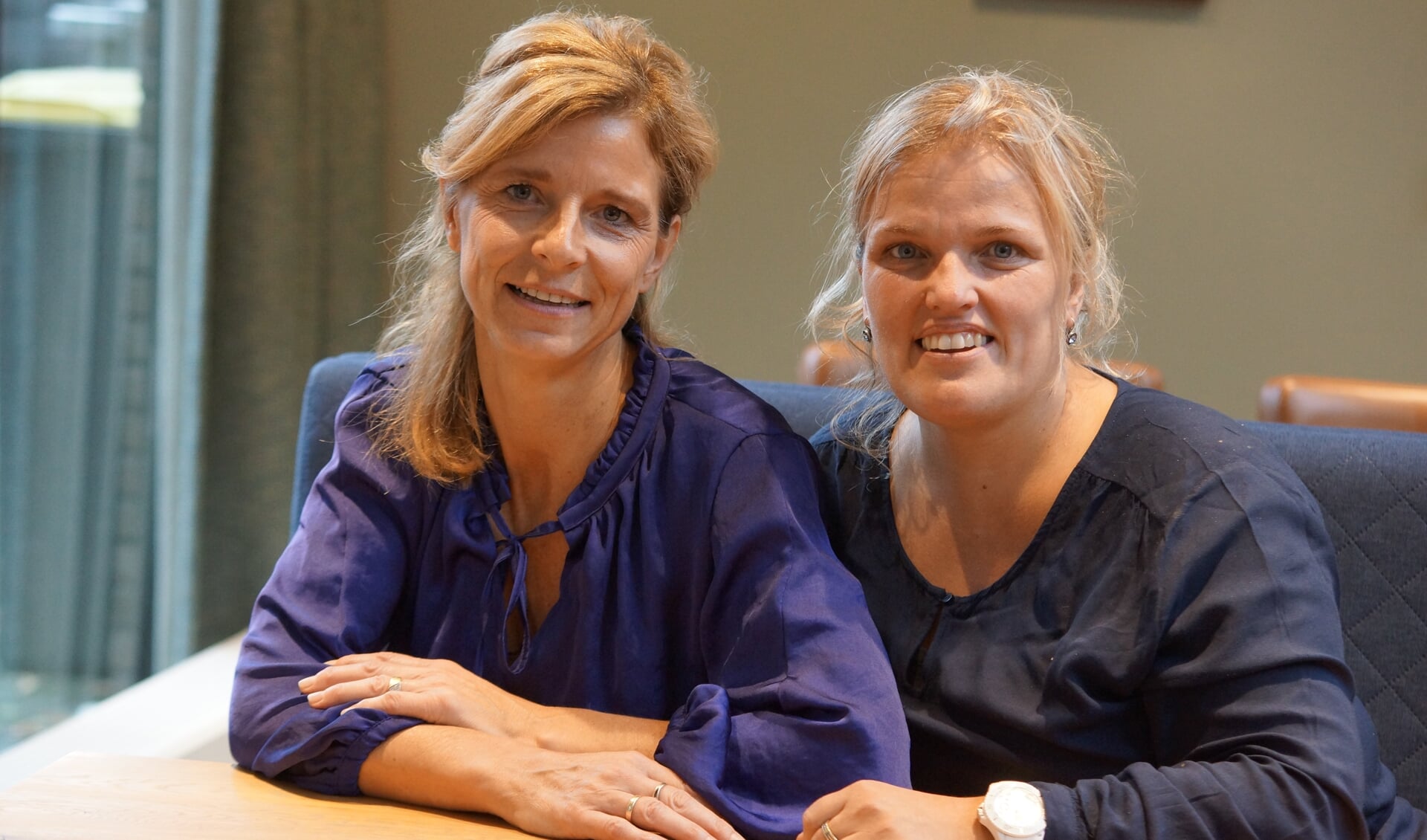 Helijn Remijn (l) en Japke-Nynke de Haas zetten zich in voor stichting Leergeld Randmeren.