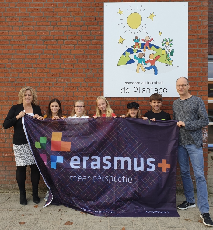 Dit zijn de leerlingen van de gastgezinnen samen met de schoolcoördinator en de directrice