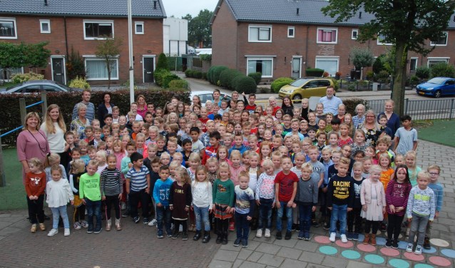 De leerlingen en personeelsleden van basisschool de Stifthorst.