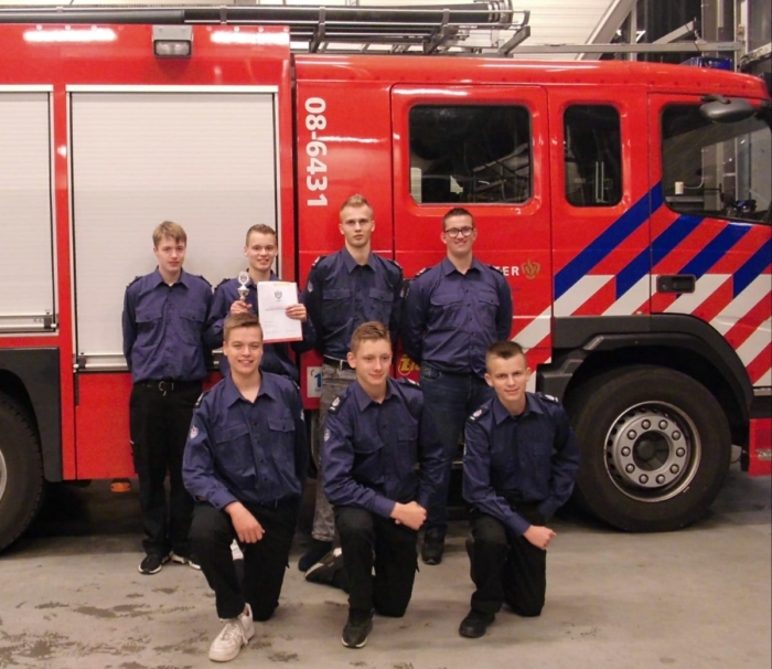 Jeugdbrandweer Herwijnen met beker