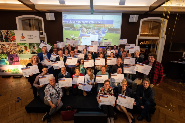 Vertegenwoordigers van de clubs met hun cheques.