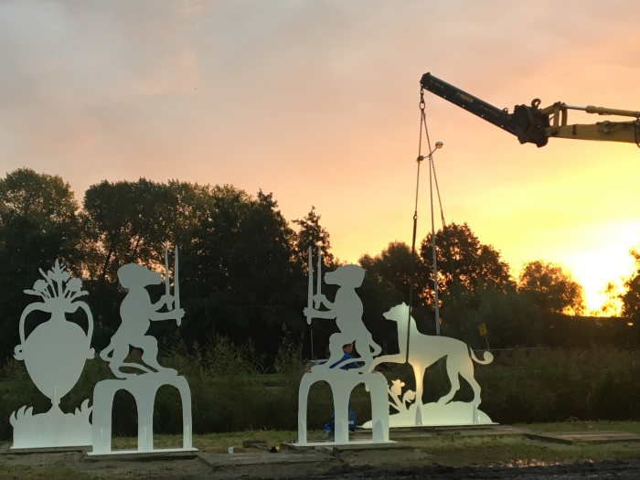 Plaatsing Beeldengroep ‘het verlangen ‘ in volle gang