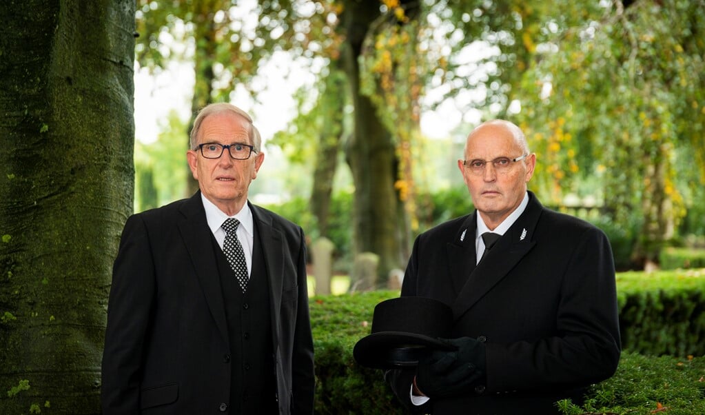Bestuursvoorzitter Ab van den Berg (links) en begrafenisverzorger Gert de Groot op de begraafplaats in Kootwijkerbroek.