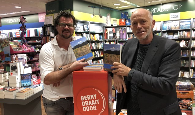 Wie tips wil over de liefde: van harte welkom namens Berry van Kruistum en Bert Overbeek (r) bij The Read Shop.
