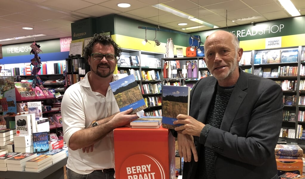 Wie tips wil over de liefde: van harte welkom namens Berry van Kruistum en Bert Overbeek (r) bij The Read Shop.