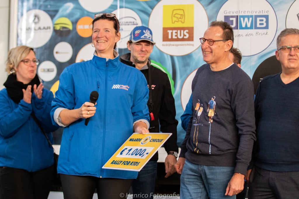 Blijdschap bij Rally for Kids met de cheque van Rondje om de Koepel.