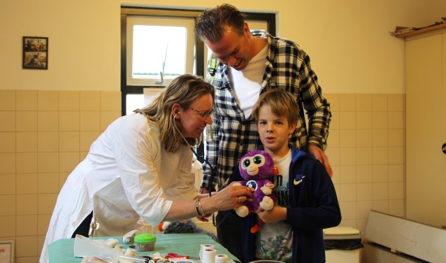 Imar met zoon Niek (8) bij de (knuffel)dierenarts tijdens de open dag
