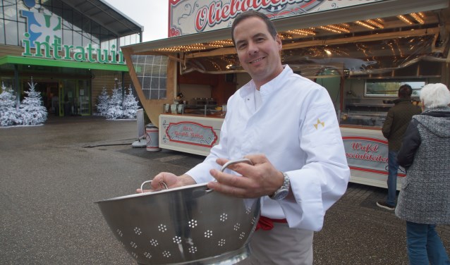 Door de nieuwe kraam heeft William Brunselaar meer ruimte om te experimenteren met nieuwe soorten oliebollen.