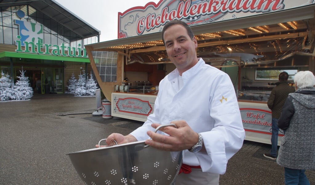 Door de nieuwe kraam heeft William Brunselaar meer ruimte om te experimenteren met nieuwe soorten oliebollen.