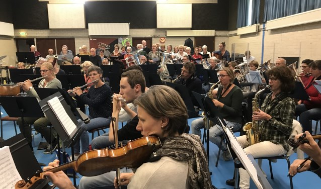 Er wordt druk gerepeteerd voor de Maarnse Proms op 9 november.