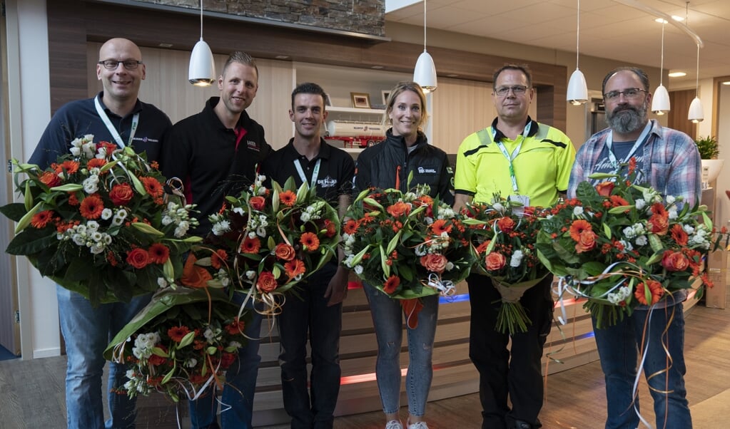Ambassadrice Hélène Hendriks (derde van links) poseert met de vijf finalisten van het NK Veiligste Chauffeur 2019: Martijn Hofman, Marco Dijkstra, Edwin Maljaars, Andre Dillerop en Martijn Klink (vln
