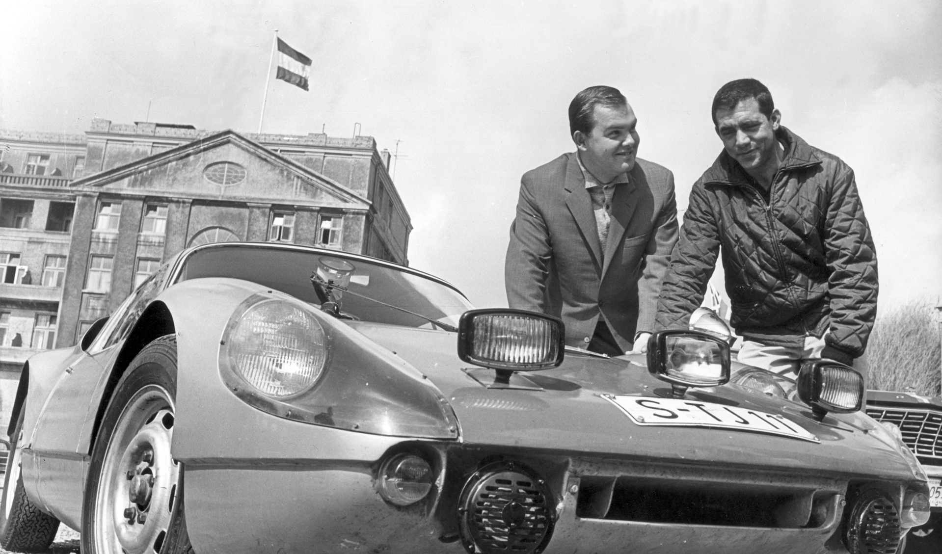 Ben Pon en zijn co-rijder Rolf Wütherich bij hun Porsche 904 GTS tijdens de keuring te Noordwijk voor de Tulpenrally in 1964.