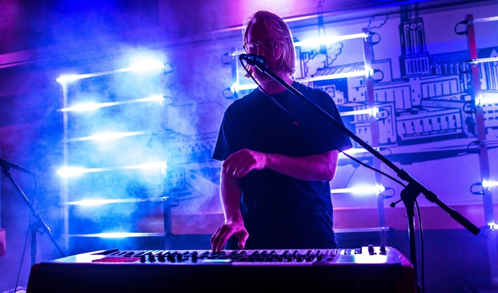 MONTBLANK zanger Rienk tijdens een optreden met de portable lichtsets op de achtergrond