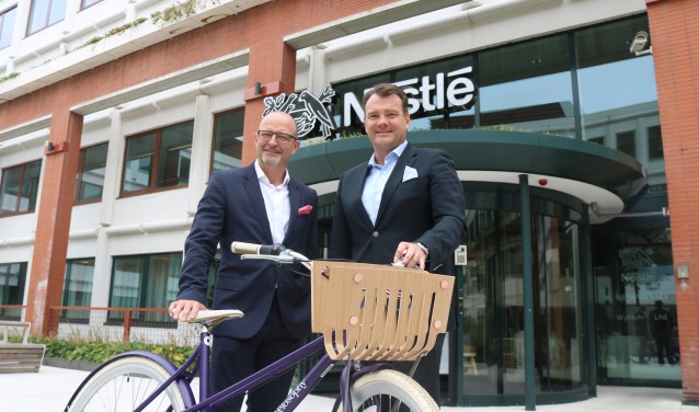 CEO Nestlé Nederland Fabrice Favero (rechts) met Daniel Schneider, BEO Nespresso. en een fiets gemaakt van koffiecapsules.